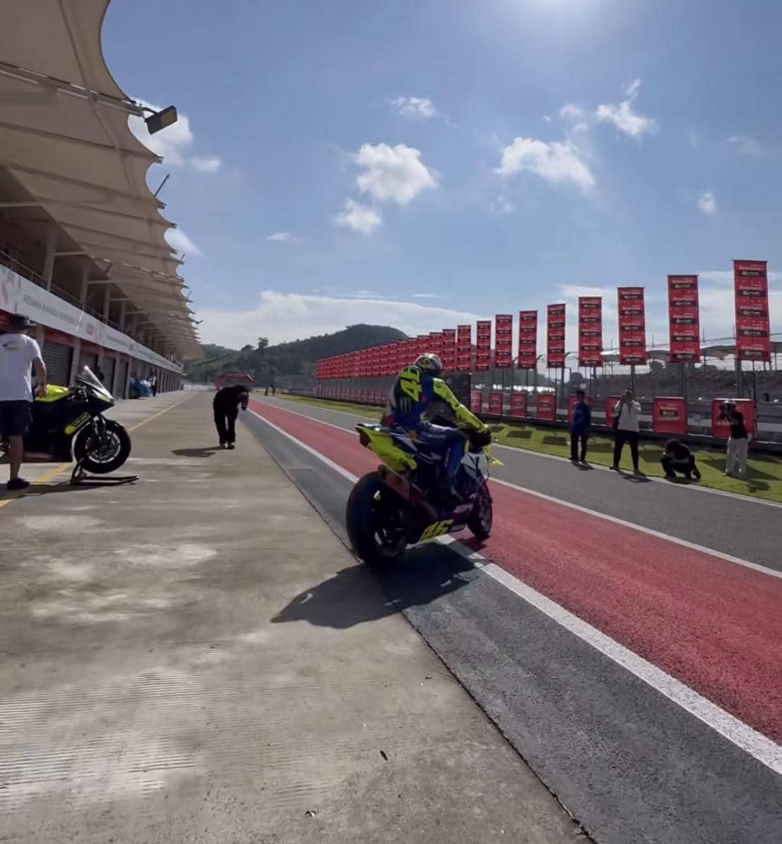 Valentino Rossi saat mencoba lintasan Sirkuit Mandalika, Kamis (29/1/2026). (Instagram/@valeyellow46)