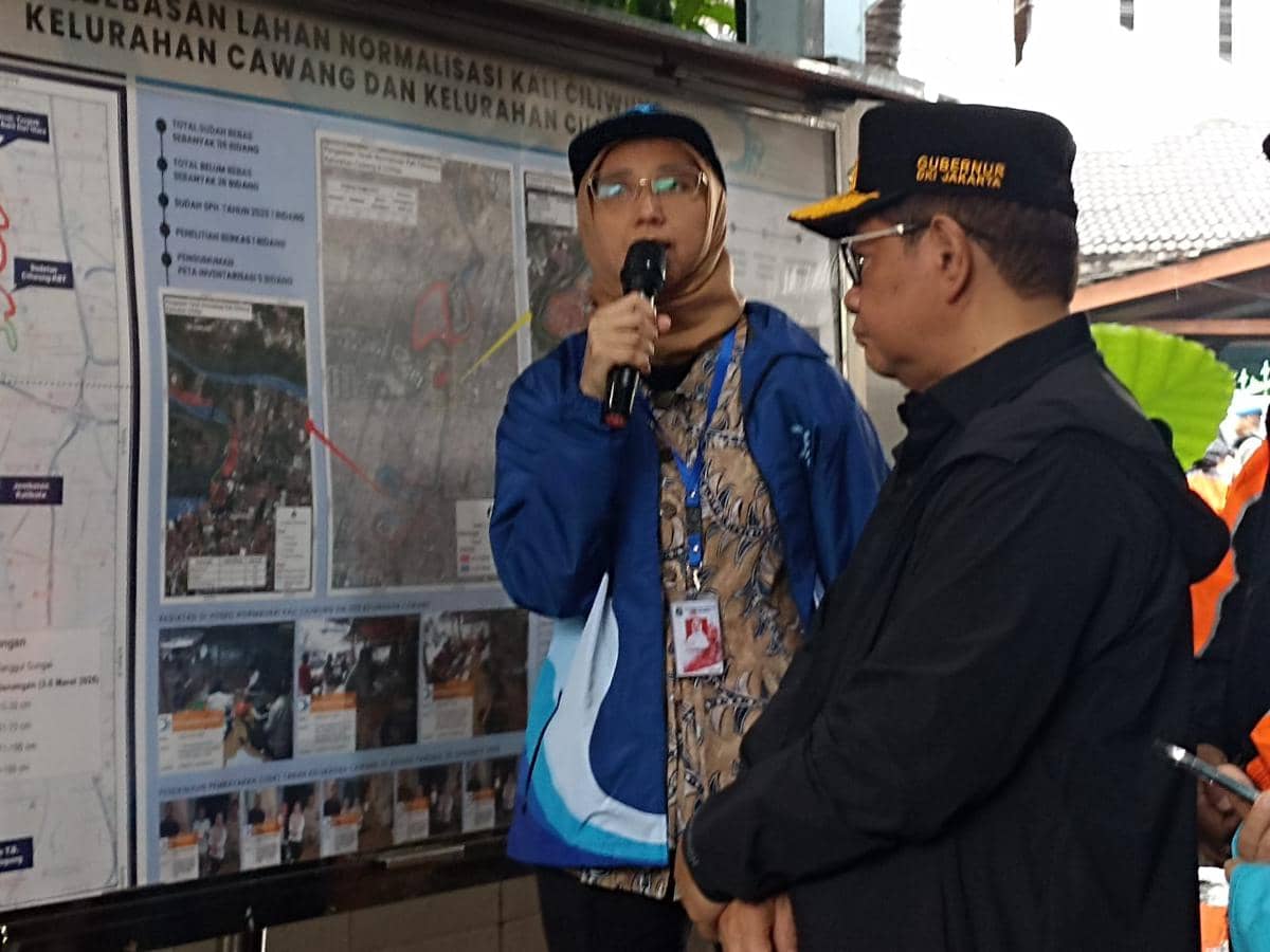 Gubernur DKI Jakarta Pramono Anung meninjau lokasi normalisasi Sungai Ciliwung
