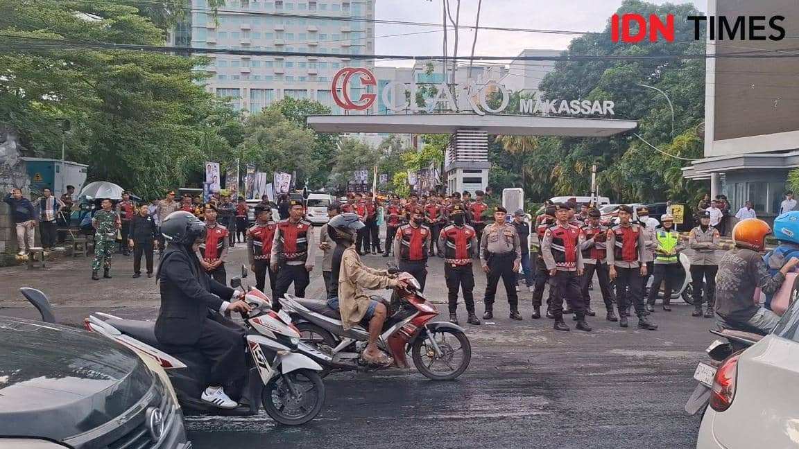 Polisi berjaga di depan Hotel Claro Makassar yang merupakan lokasi Rakernas PSI di Makassar, Sulsel, Kamis (29/1/2026) IDN Times / Darsil Yahya.