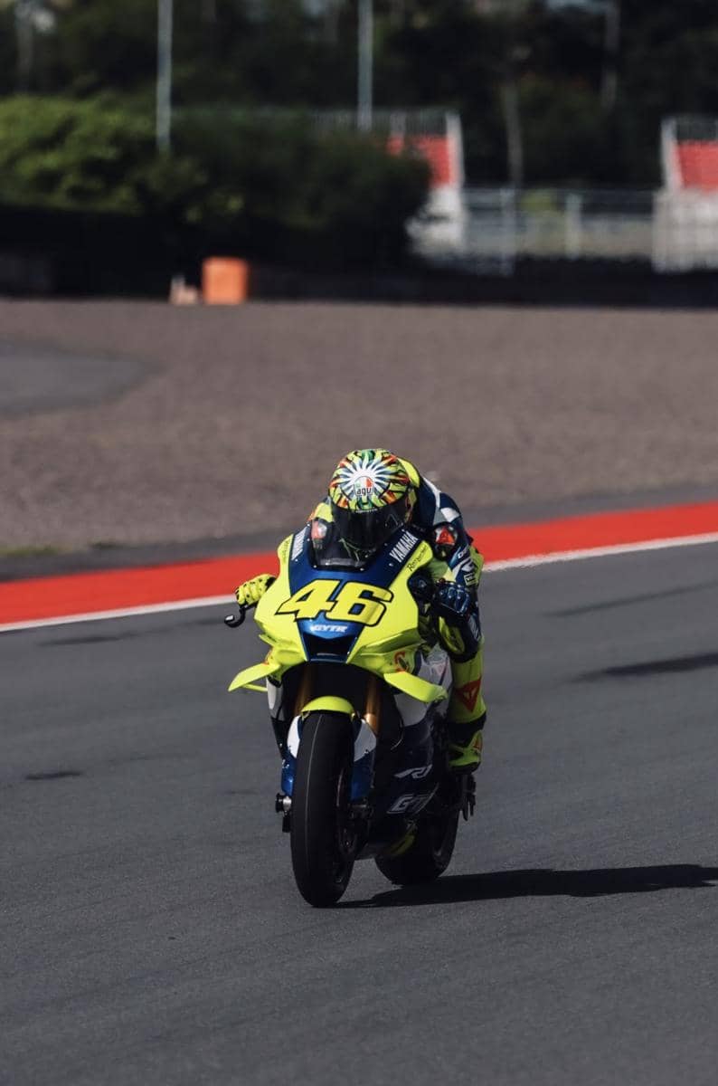 Valentino Rossi saat mencoba lintasan Sirkuit Mandalika, Kamis (29/1/2026). (Instagram/@valeyellow46)