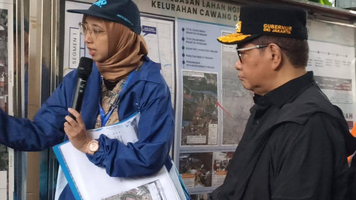 Gubernur DKI Jakarta Pramono Anung meninjau lokasi normalisasi Sungai Ciliwung