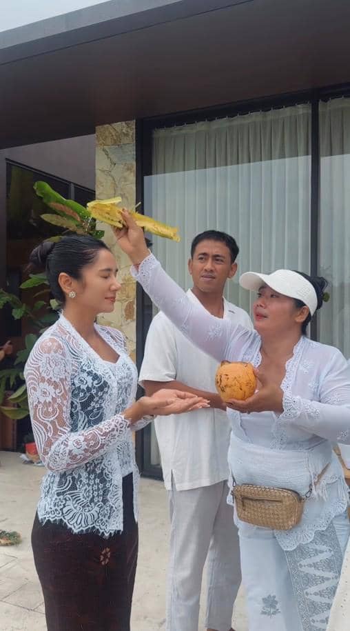 Fanny Ghassani Gelar Upacara Melaspas Vila Barunya (instagram.com/fannyghassani)