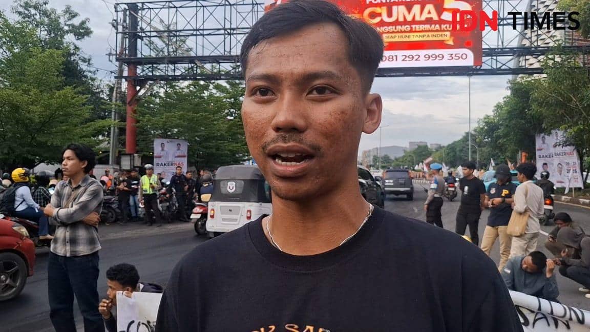 Jenderal Lapangan Keramat, Fahrul saat diwawancarai awak media di depan Hotel Claro Makassar yang merupakan lokasi Rakernas PSI di Makassar, Sulsel, Kamis (29/1/2026) IDN Times / Darsil Yahya