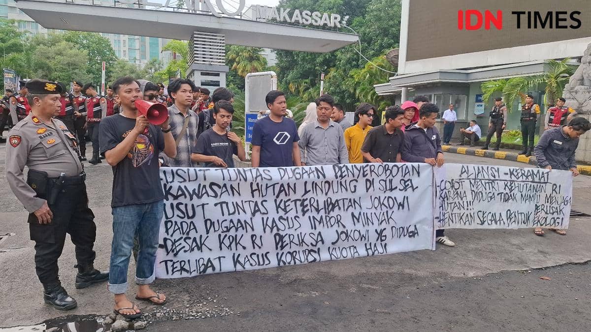 Jenderal Lapangan Keramat, Fahrul saat melakukan orasi di depan Hotel Claro Makassar yang merupakan lokasi Rakernas PSI di Makassar, Sulawesi Selatan, Kamis (29/1/2026) IDN Times / Darsil Yahya