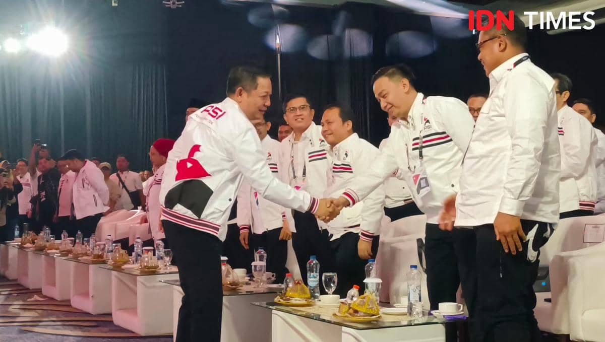 Rusdi Masse Mappasessu (RMS) berjabat tangan dengan jajaran DPP PSI setelah bergabung saat Rakernas PSI di Hotel Claro, Makassar, Kamis (29/1/2026). (Dok. PSI Sulsel) 