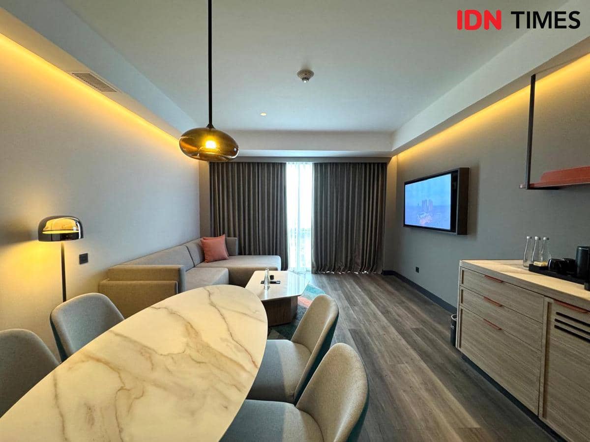 Potret living room di salah satu tipe kamar di Aloft Surabaya Pakuwon City
