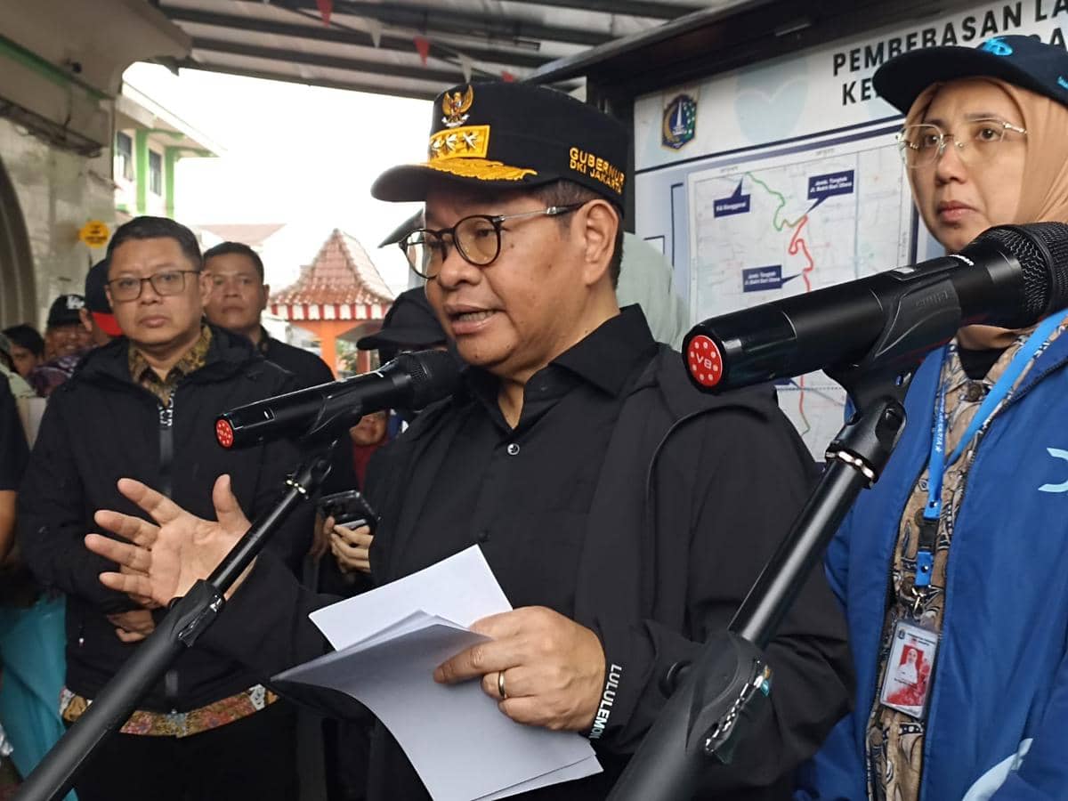 Gubernur DKI Jakarta Pramono Anung meninjau lokasi normalisasi Sungai Ciliwung