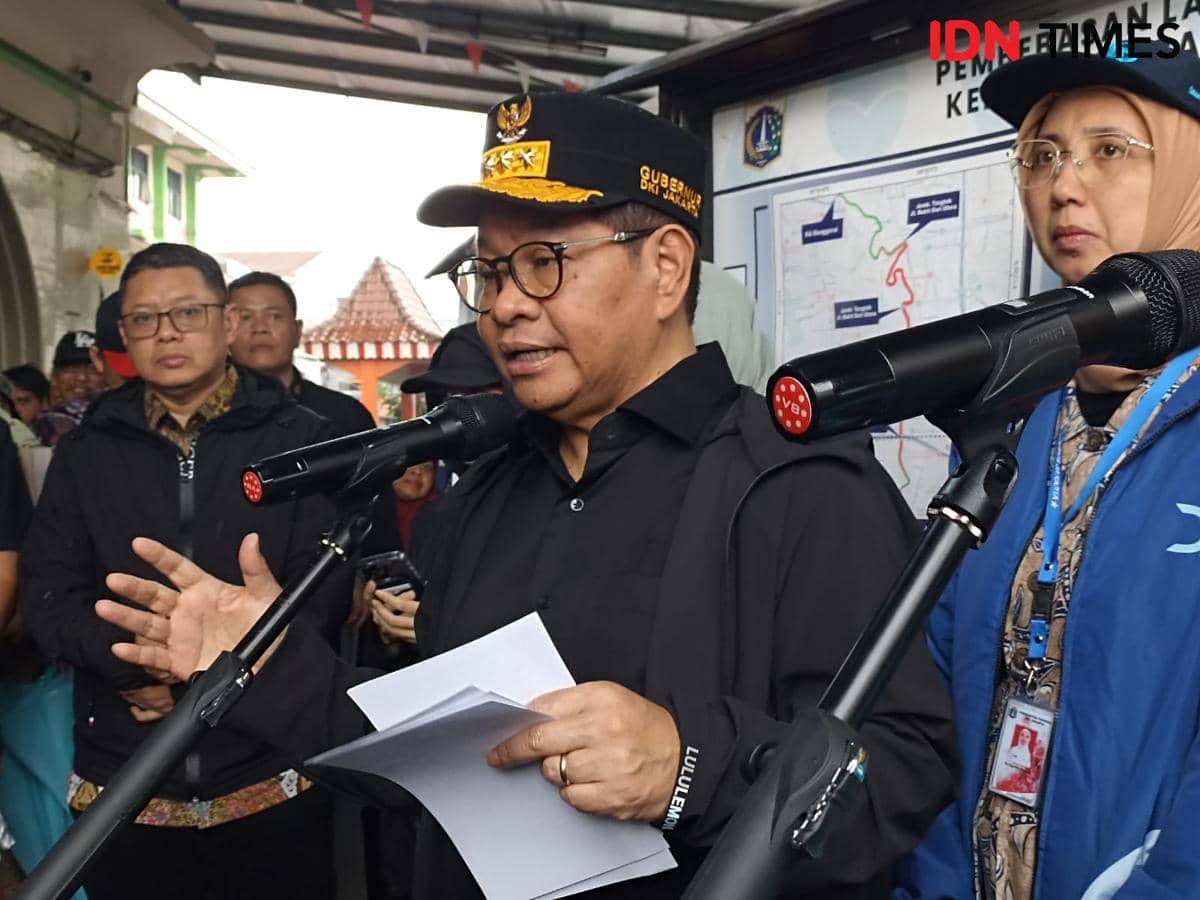 Gubernur DKI Jakarta Pramono Anung meninjau lokasi normalisasi Sungai Ciliwung