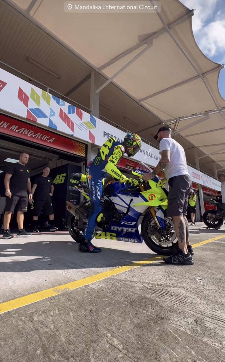 Valentino Rossi saat mencoba lintasan Sirkuit Mandalika, Kamis (29/1/2026). (Instagram/@valeyellow46)