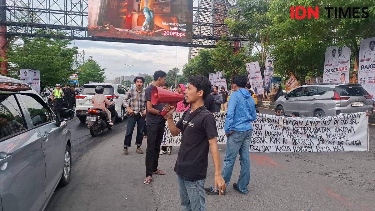 Salah satu massa dari Aliansi Keramat saat orasi di depan Hotel Claro Makassar yang merupakan lokasi Rakernas PSI di Makassar, Sulsel, Kamis (29/1/2026) IDN Times / Darsil Yahya