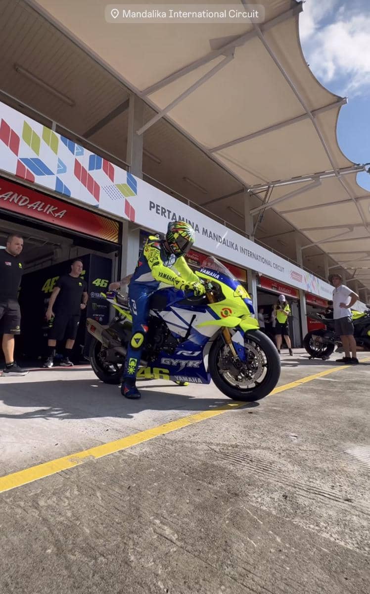 Valentino Rossi saat mencoba lintasan Sirkuit Mandalika, Kamis (29/1/2026). (Instagram/@valeyellow46)