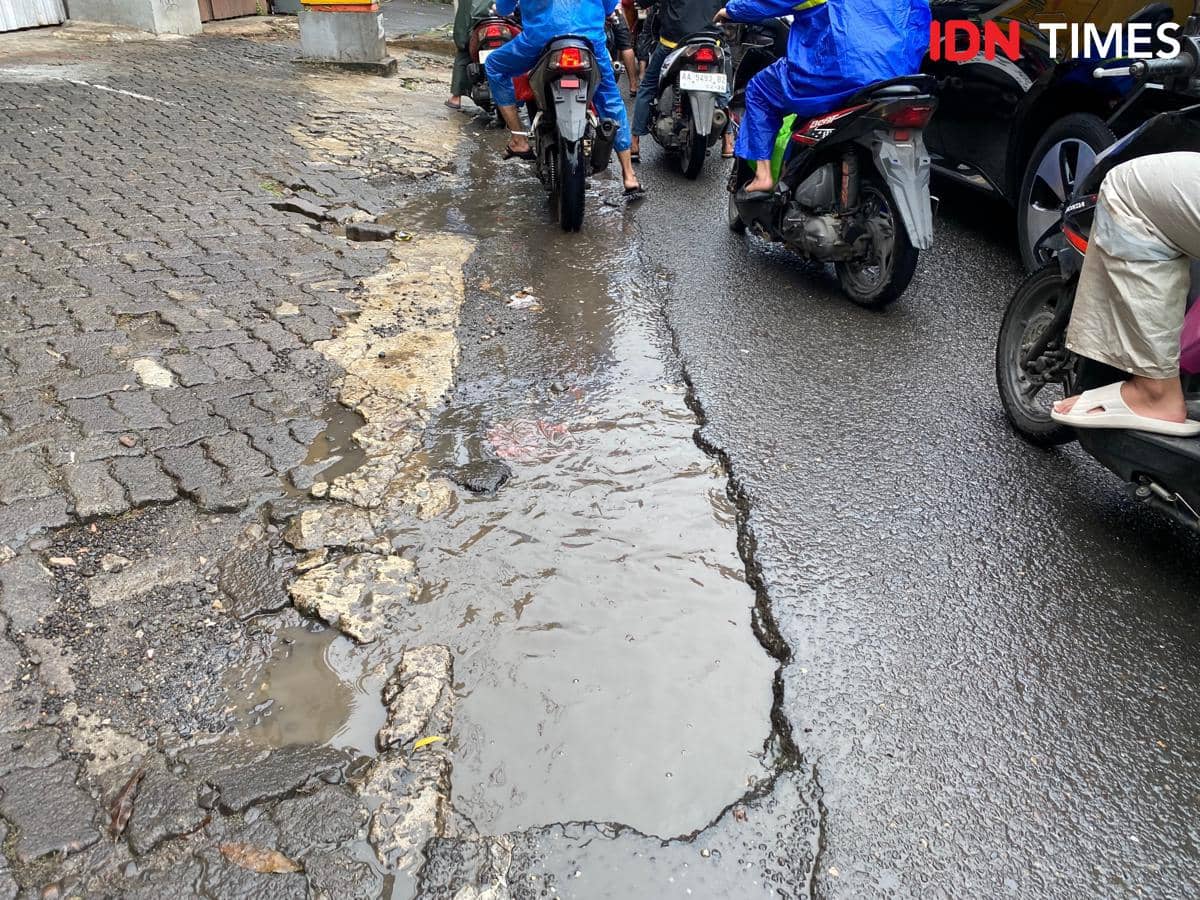 Jalan berlubang di Mampang, Jakarta Selatan 