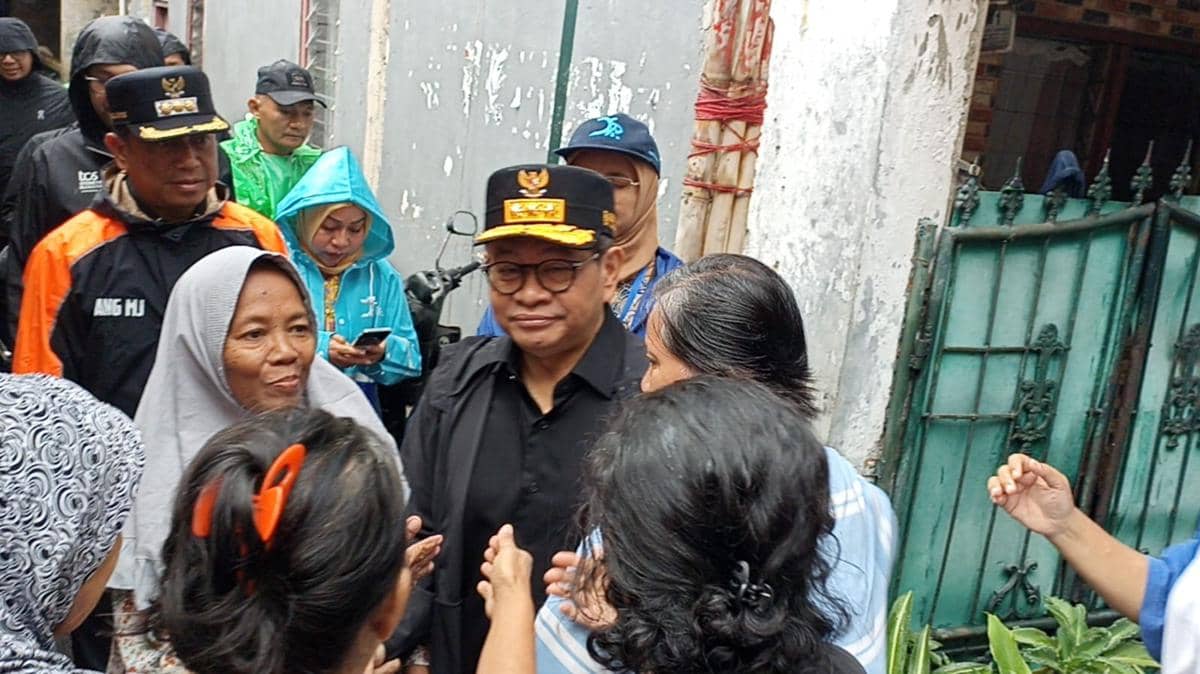 Gubernur DKI Jakarta Pramono Anung meninjau lokasi normalisasi Sungai Ciliwung