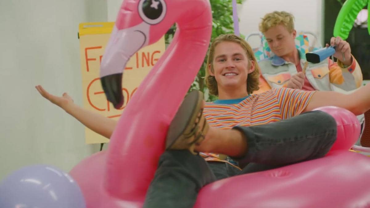 Sunday Beast lagu Bahagia 