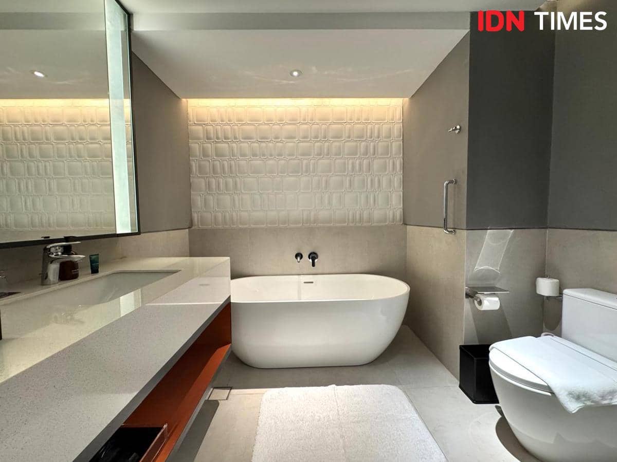 Potret toilet dengan bath tub di salah satu tipe kamar di Aloft Surabaya Pakuwon City
