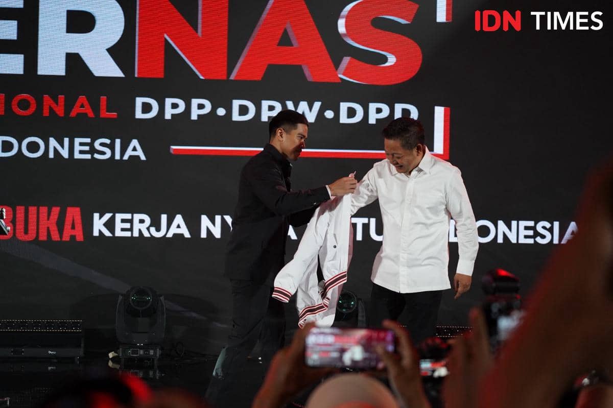 Ketua Umum PSI Kaesang Pangarep memasangkan jaket PSI kepada Rusdi Masse Mappasessu (RMS) sebagai simbol resmi bergabungnya RMS ke Partai Solidaritas Indonesia dalam Rakernas PSI di Hotel Claro, Makassar, Kamis (29/1/2026). (IDN Times/Istimewa)