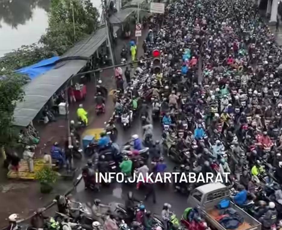Macet Horor di Daan Mogot Mengular Sampai 5 Kilometer karena Banjir