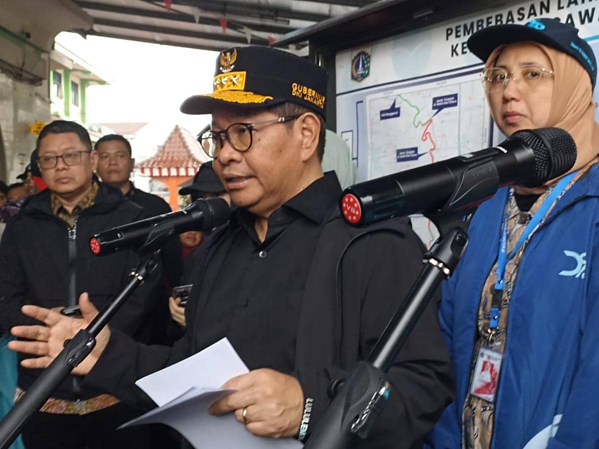 Gubernur DKI Jakarta Pramono Anung meninjau lokasi normalisasi Sungai Ciliwung