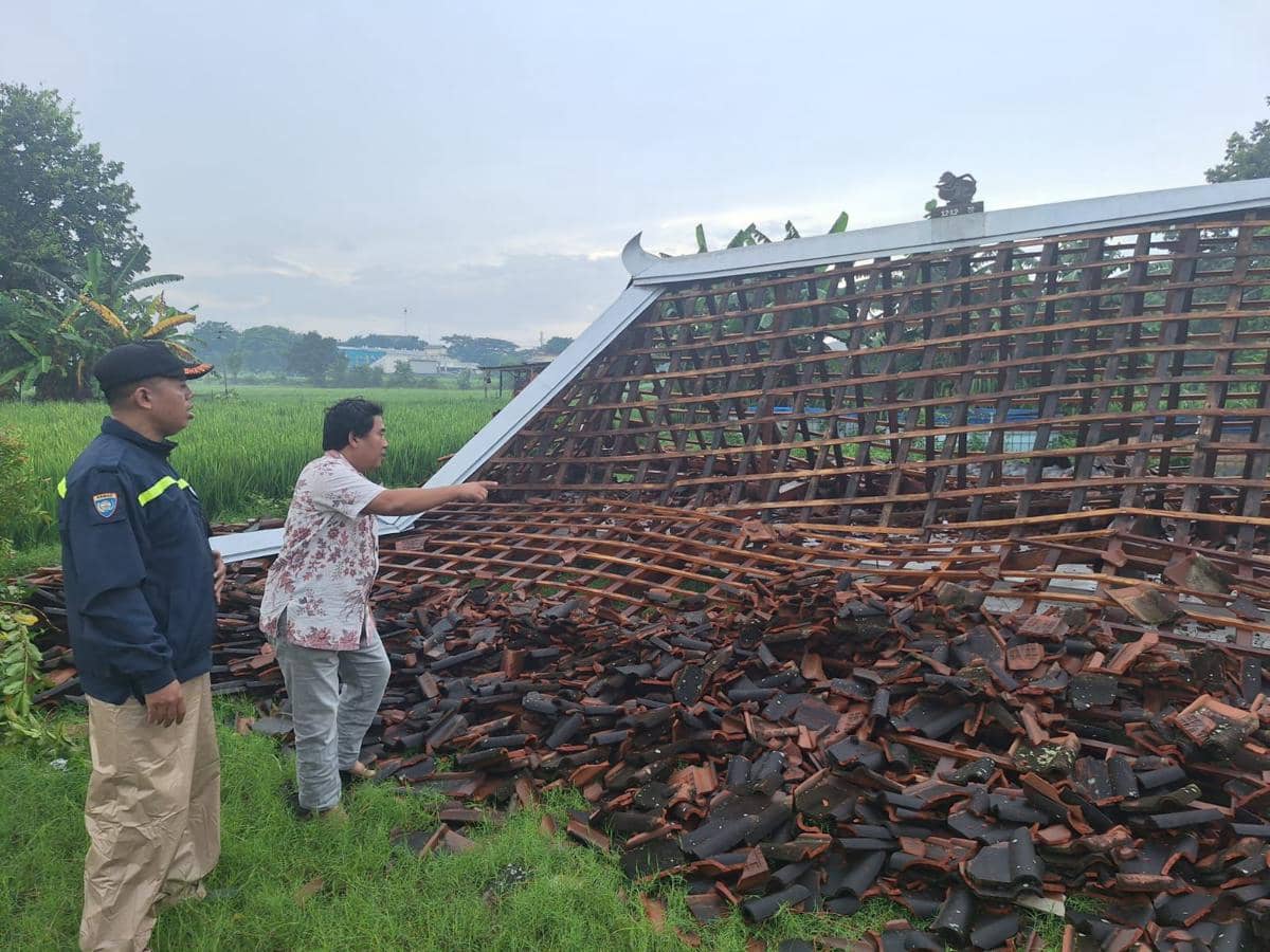 Bangunan Limasan roboh usai diguyur hujan lebat dan angin kencang. 