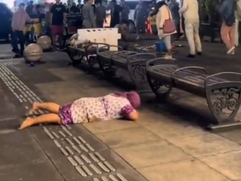 viral video pedagang sate histeris dan berguling-guling di trotoar kawasan Malioboro