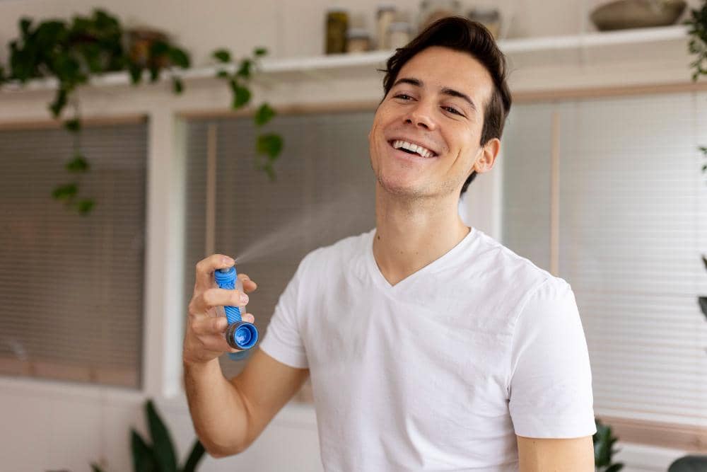 ilustrasi pria menyemprotkan parfum