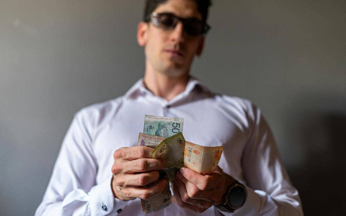 ilustrasi cowok memegang uang