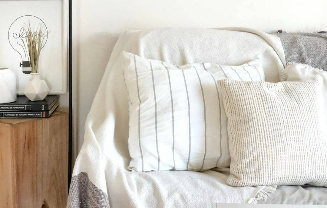 ilustrasi bantal tidur