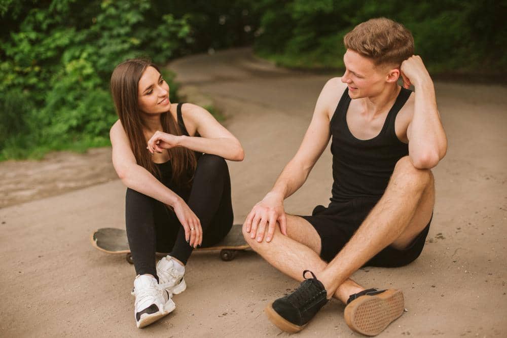 ilustrasi ngobrol bersama pasangan