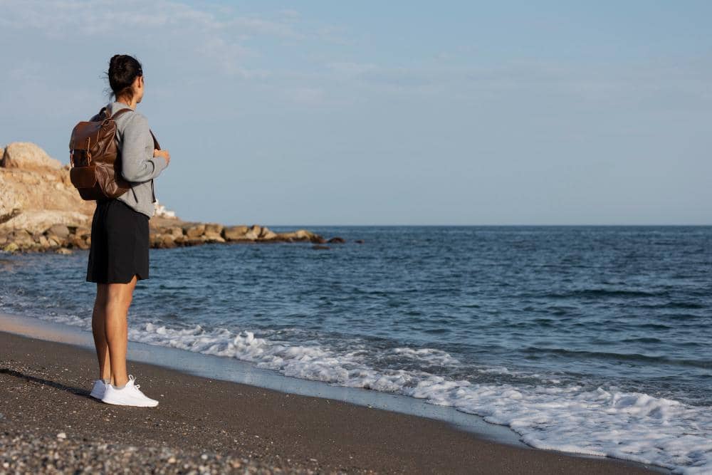 ilustrasi menikmati suasana pantai 