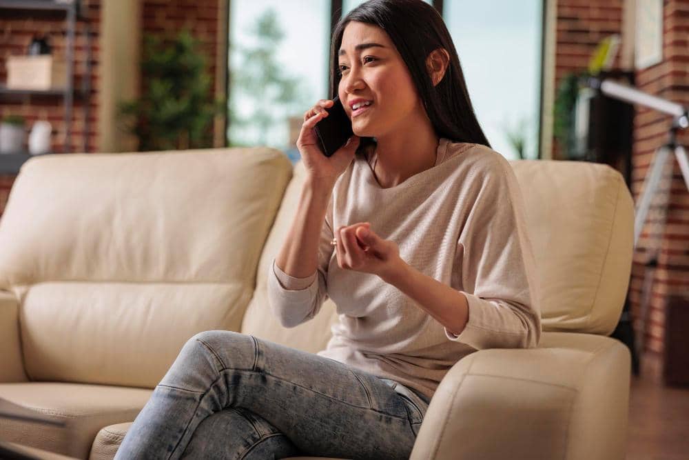 ilustrasi perempuan menelepon