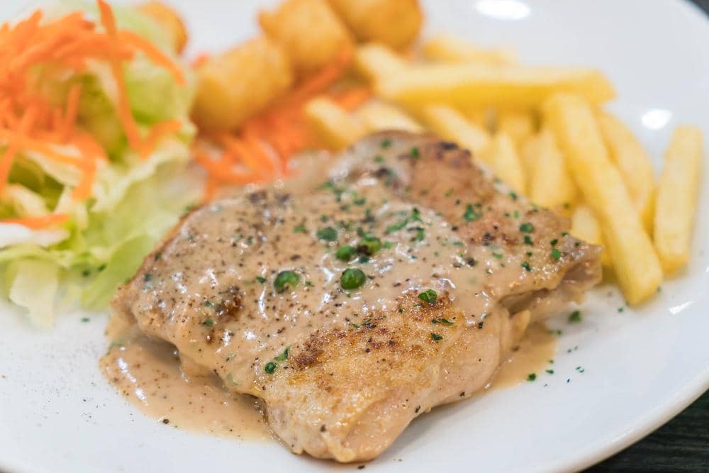 ilustrasi ayam fillet saus krim