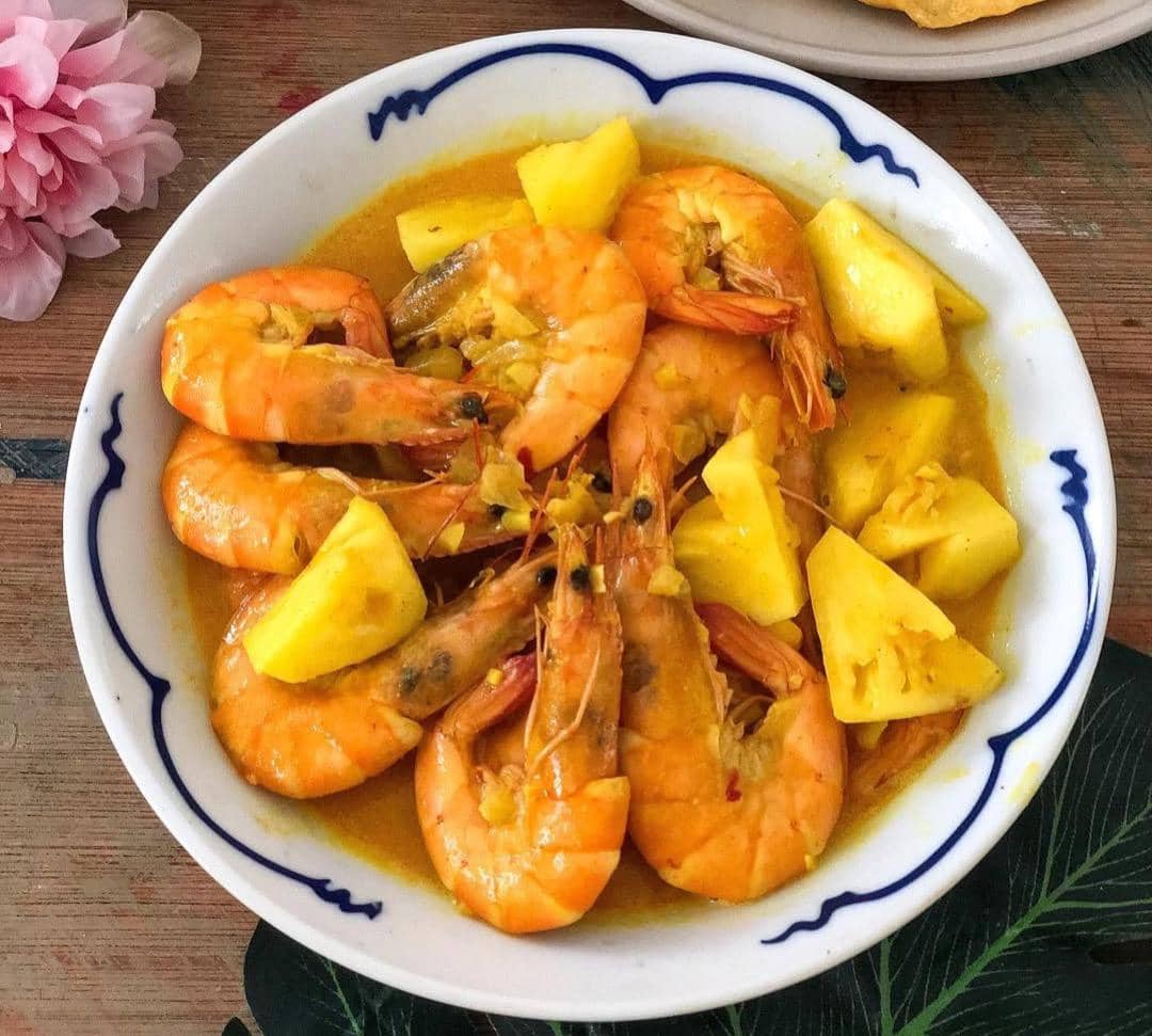 ilustrasi masakan udang masak nanas 