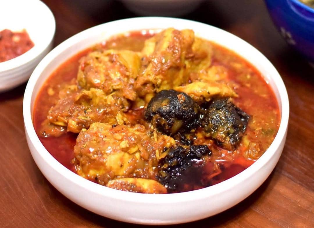 ilustrasi masakan ayam buah keluak 