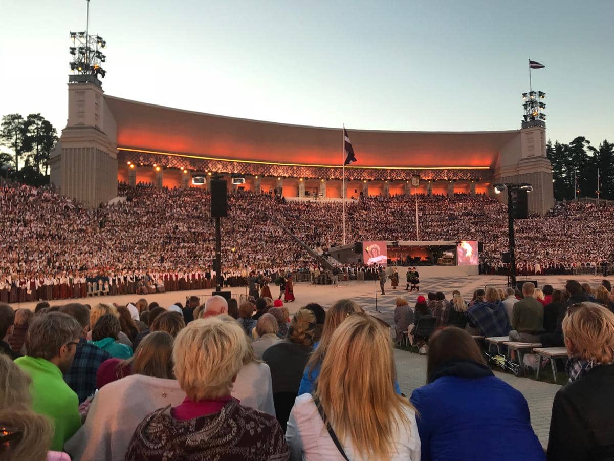 potret kemeriahan Festival Lagu dan Tari Nasional Latvia dengan partisipasi lebih dari 40.000 peserta