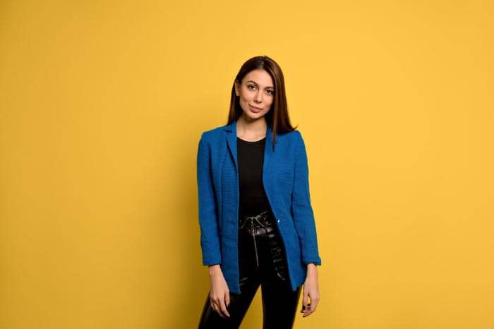Ilustrasi wanita mengenakan blazer biru