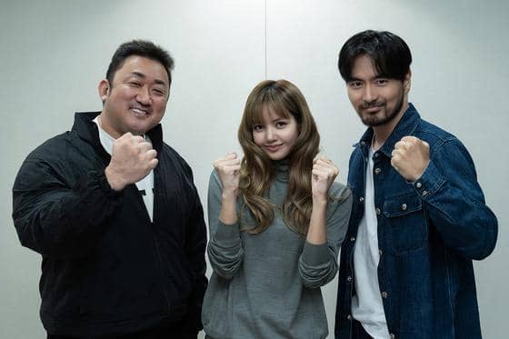 Foto bersama pemeran film 'TYGO', Ma Dong-seok, Lisa BLACKPINK, dan Lee Jin-wook
