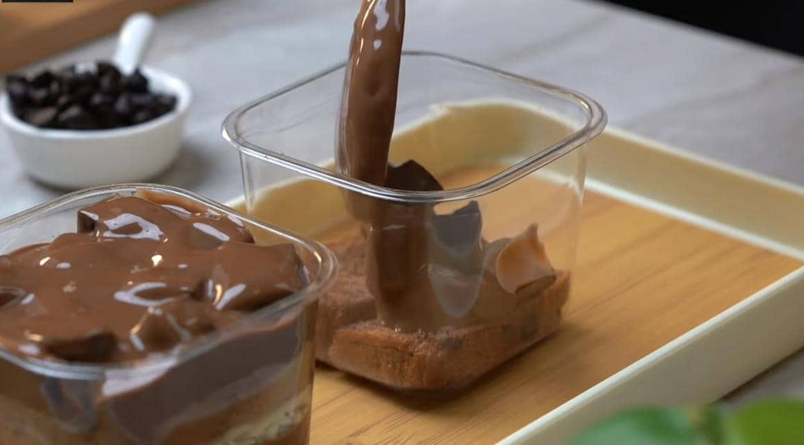 ilustrasi menyusun choco jelly cheese cake 