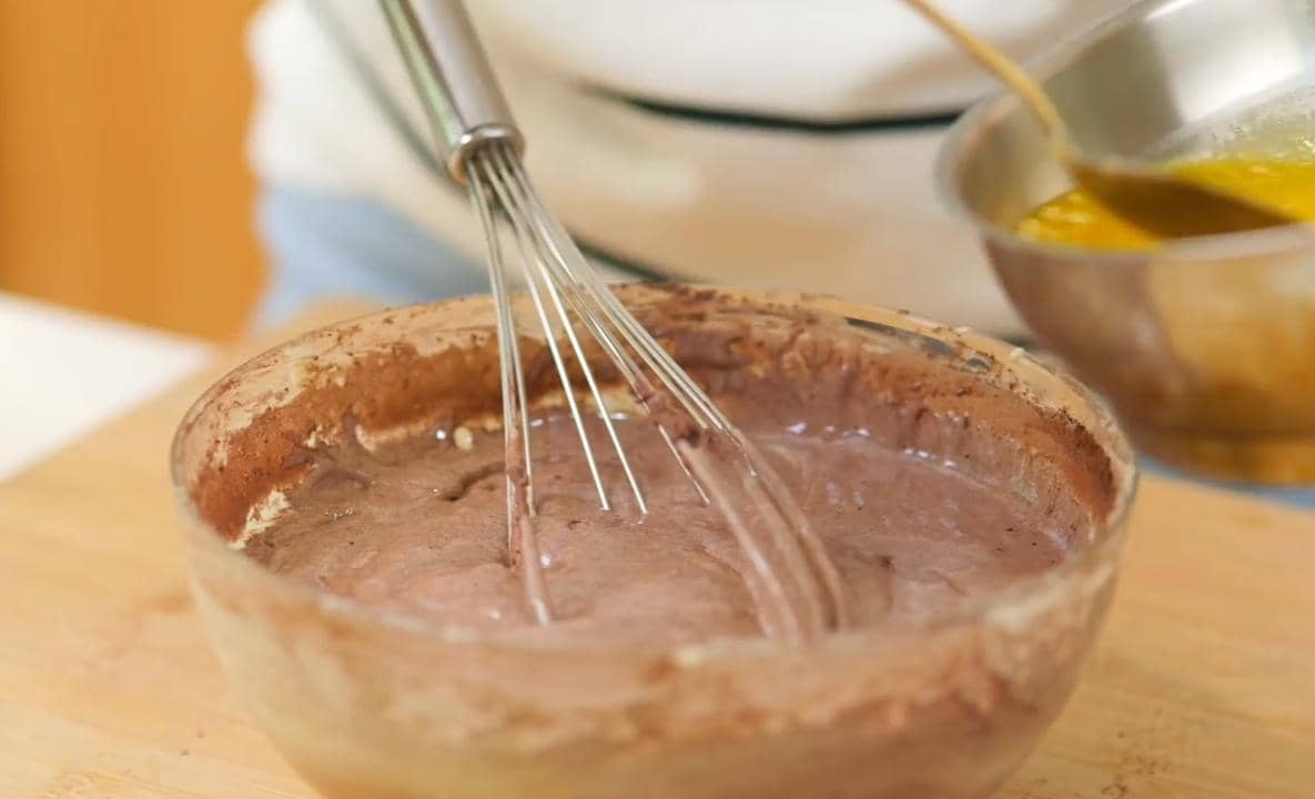 ilustrasi membuat adonan pudding