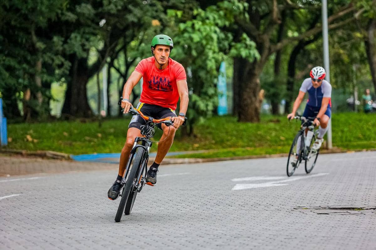 Laki-laki bersepeda.