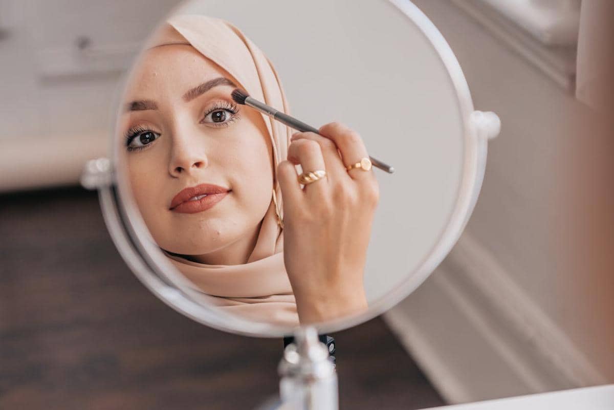 ilustrasi perempuan menggunakan menggunakan make-up