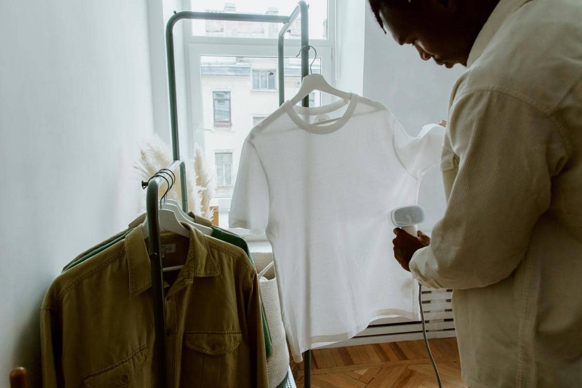 ilustrasi pria berpakaian simpel 