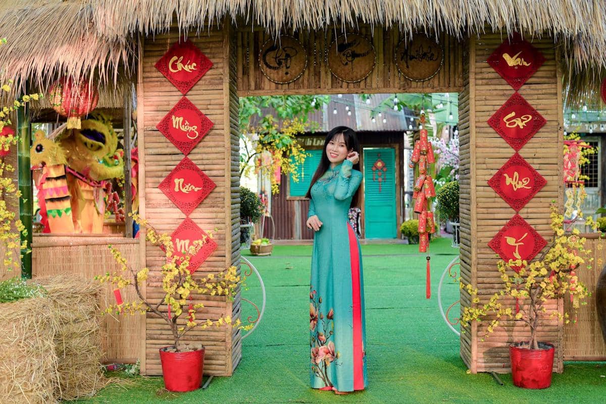 ilustrasi pohon mei hwa untukk dekorasi imlek 