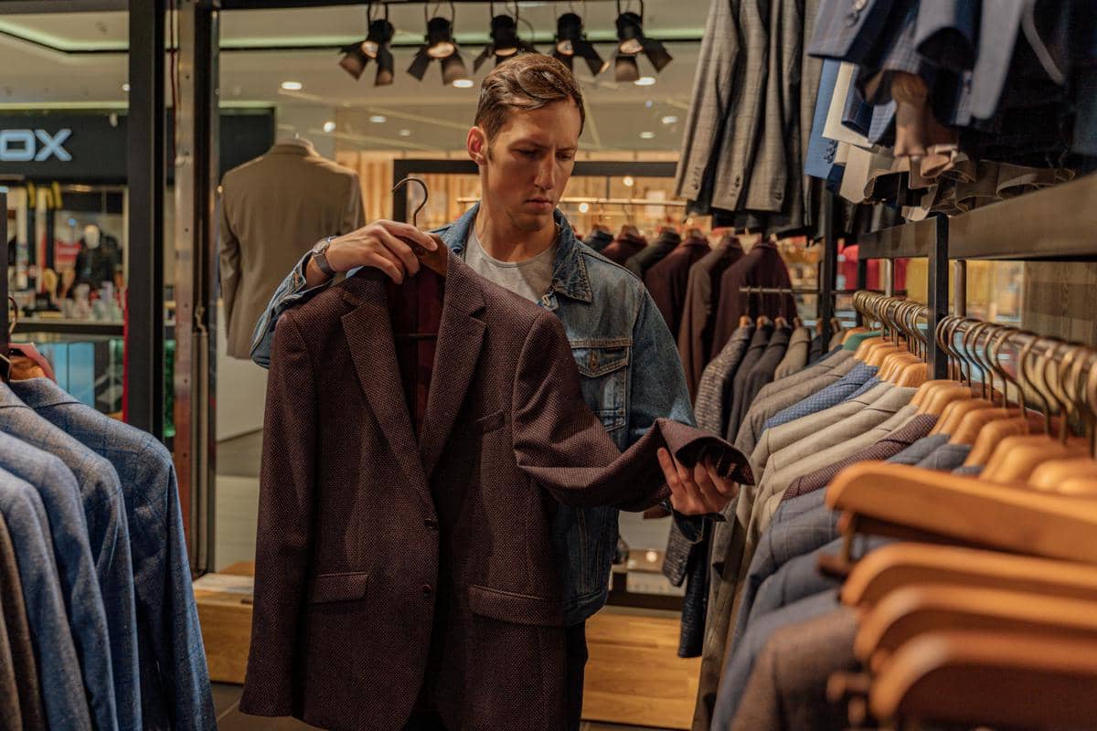 ilustrasi pria berpakaian simpel 