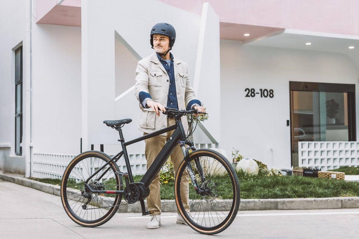 ilustrasi pria bersepeda