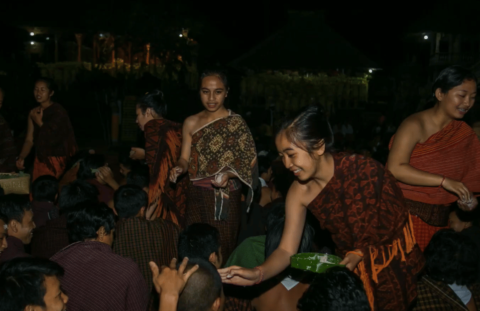Prosesi saat Ngusaba Lampuan di Desa Bayunggede. 