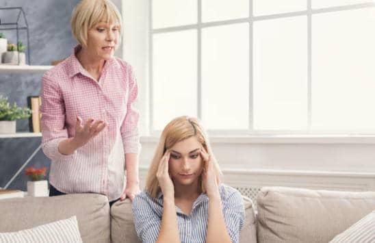 ilustrasi mertua ikut campur masalah keluarga