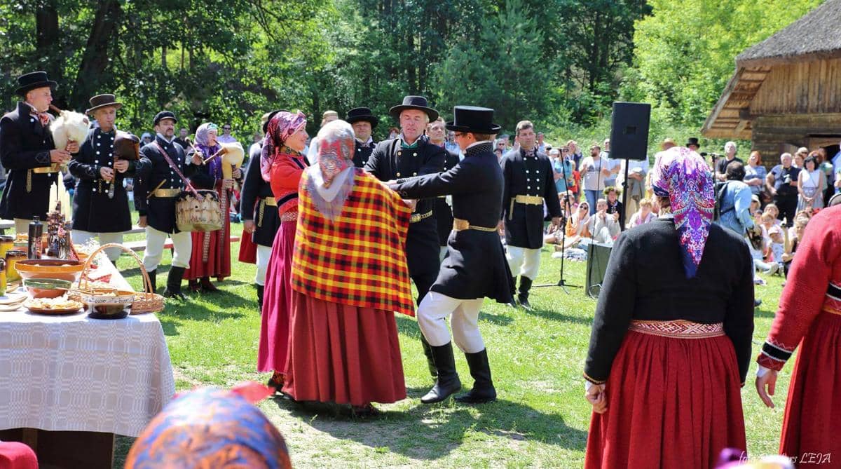 potret pelestarian lagu rakyat tradisional Latvia melalui seni tari dan musik