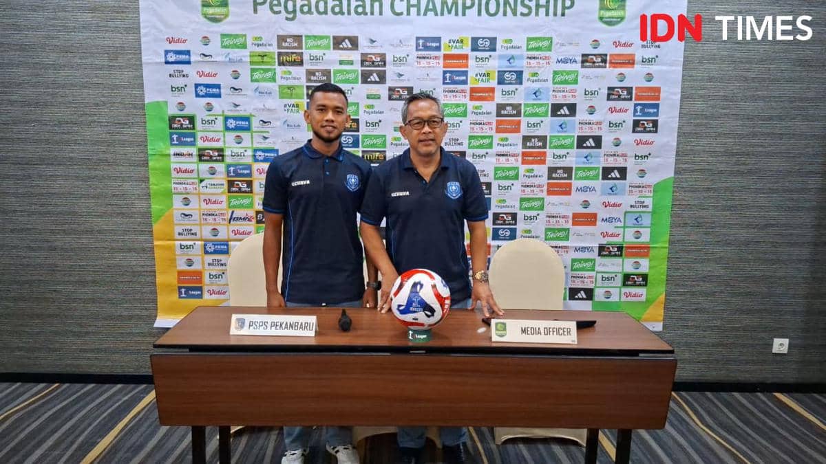 Pelatih PSPS Pekanbaru, Aji Santoso dan Pemain, Ilham Syafrie. (IDN Times/Muhammad Saifullah)