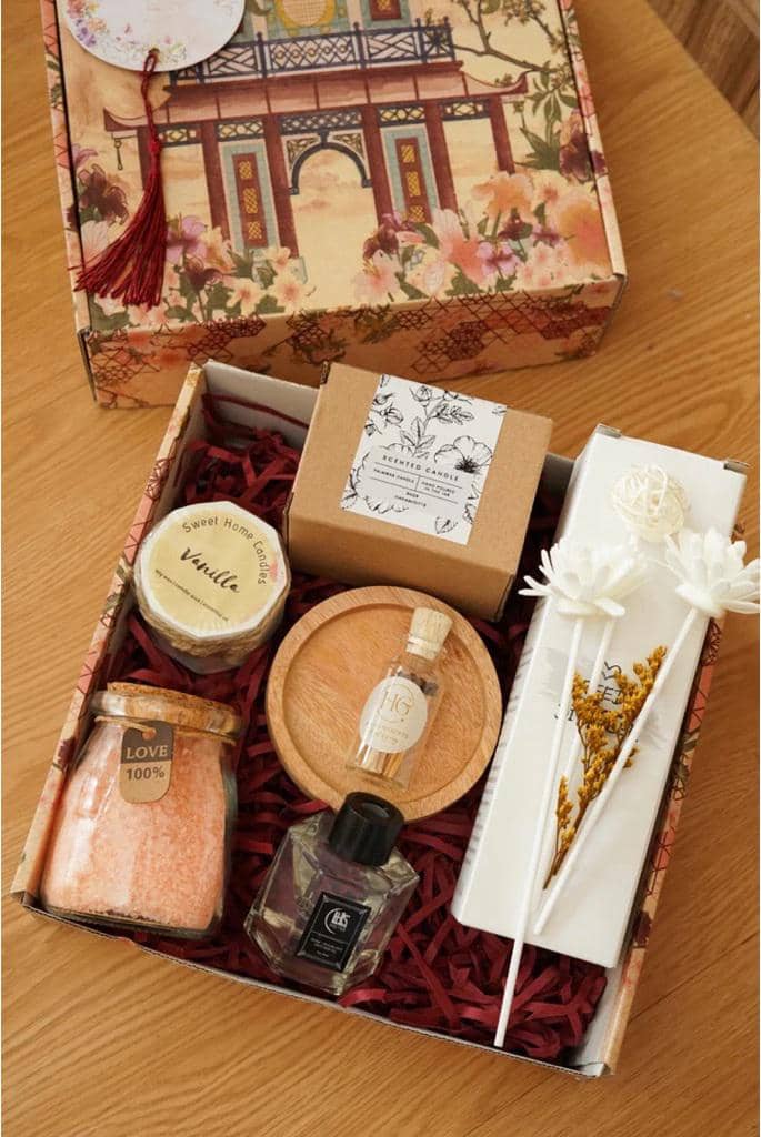 Ilustrasi parcel Imlek (Shopee/Hanamigifts)