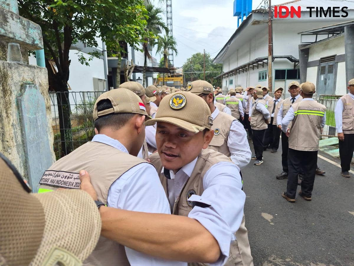Peserta Diklat PPIH saling mengucapkan selamat atas pengukuhan mereka sebagai petugas haji (IDN Times/Yogie Fadila)